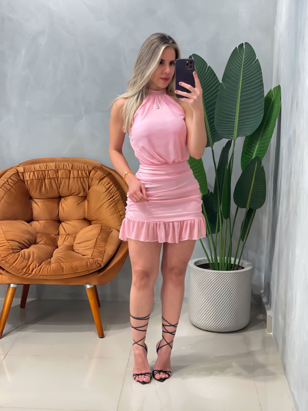 Vestido Curto em Tule Frente Única Plissado com Babado
